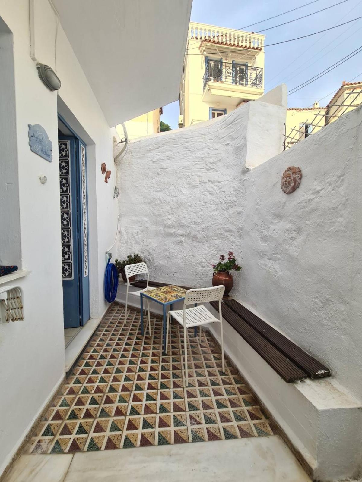 Aithra -Cosy Studio In Centre Of Poros 포로스타운 외부 사진