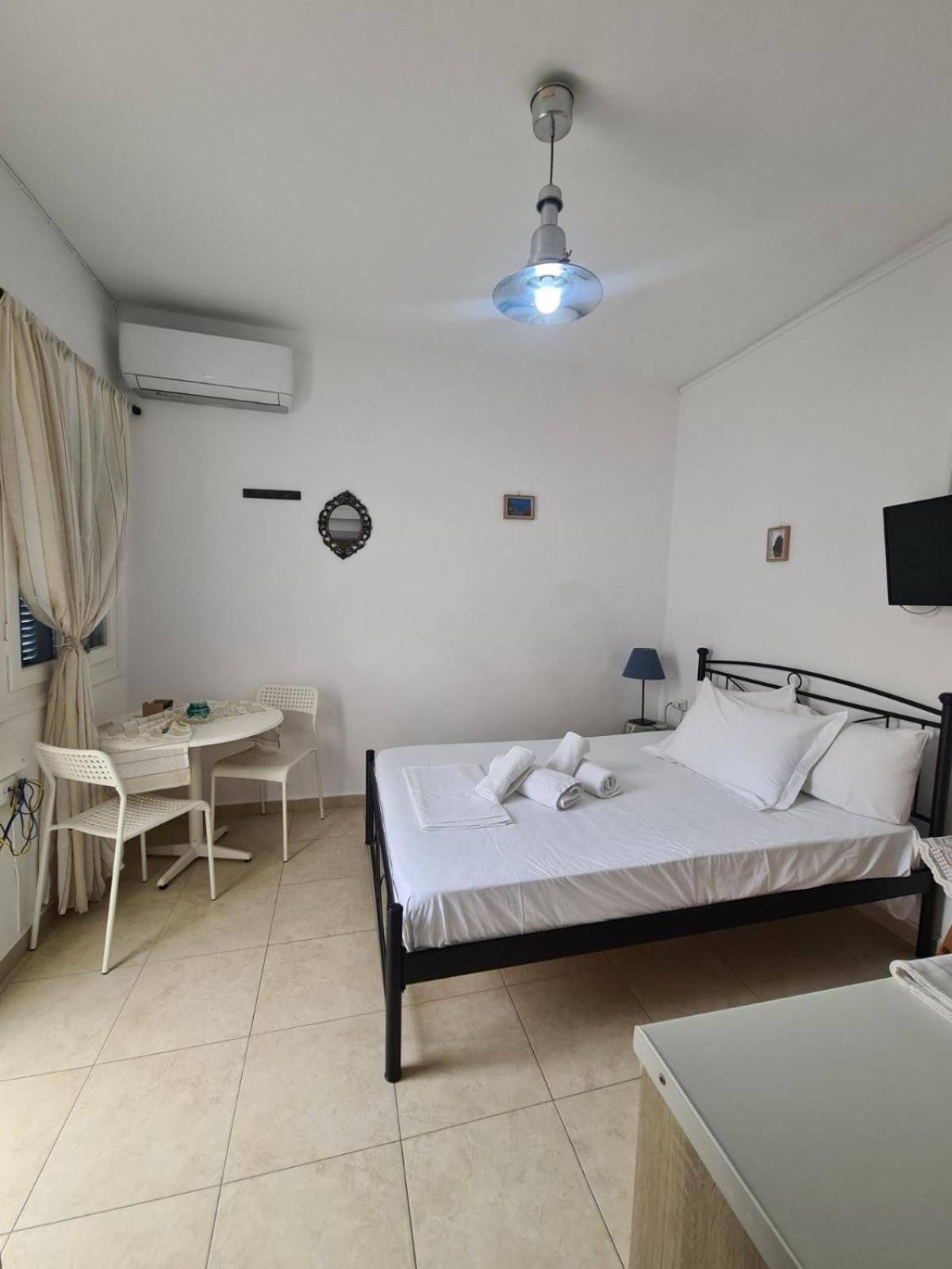Aithra -Cosy Studio In Centre Of Poros 포로스타운 외부 사진